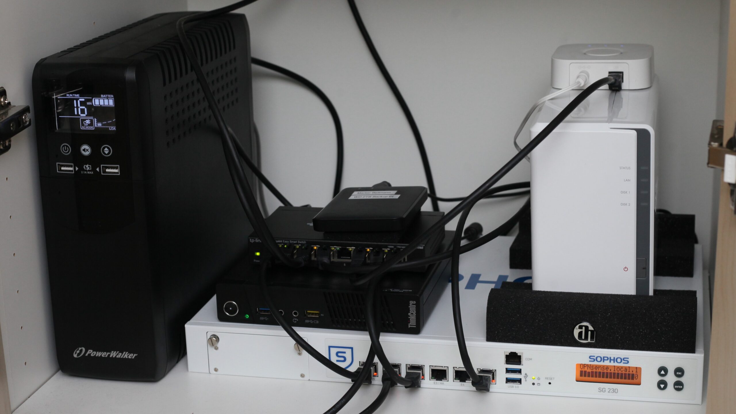 Heimnetzwerk im Schrank: USV, Sophos SG 230, ThinkCentre Tiny, Switch, NAS.